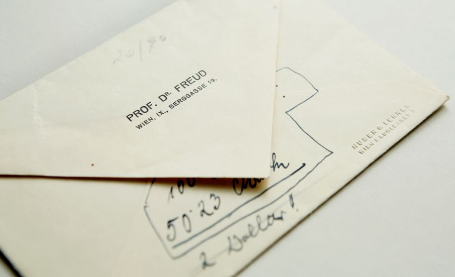 Original Briefpapier von Sigmund Freud mit Huber & Lerner Blindprägung im Freud Museum Wien